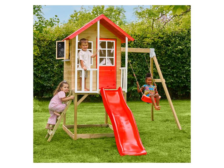 Hölzernes Kinderspielhaus mit rotem Dach, Rutsche und Schaukel, im Garten.
