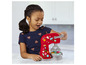 Ein Kind spielt mit einem roten Play-Doh-Mixer.