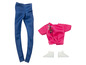 Ein rosa T-Shirt mit Blumenmuster, blaue Jeans und weiße Turnschuhe.