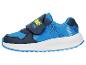 Blaue und dunkelblaue Sneaker mit Klettverschluss und dem Text „WE'VE GOT DINOS TO SAVE!“.