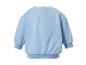 Hellblauer Baby-Sweater mit Knöpfen am Rücken.