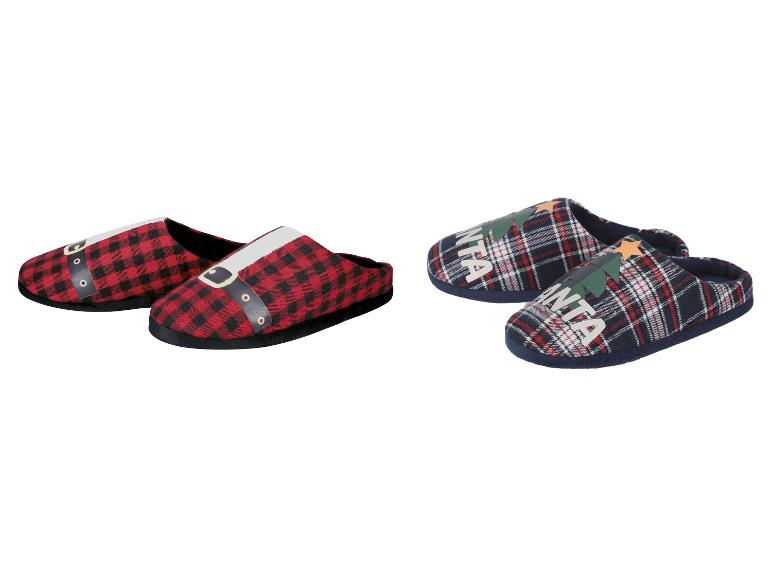 Zwei Paar Weihnachtshausschuhe: eines mit rotem Karo-Weihnachtsmann-Design und eines mit blauem Karo-Weihnachtsbaum-Design.