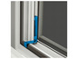 Ein blauer Fenstersicherheitsverschluss für ein Fenster mit Fliegengitter.