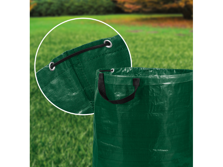 Grüner Gartenabfallsack mit Kordelzug und Griffen, draußen auf Gras gezeigt.