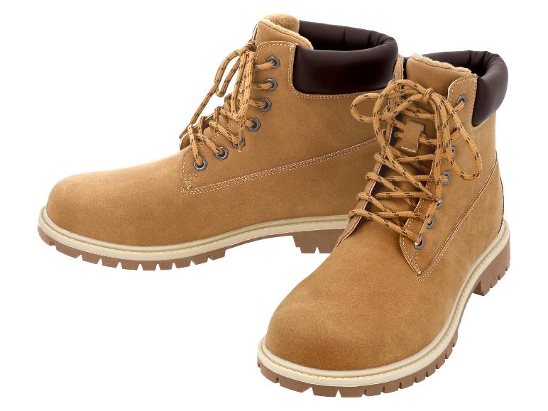 Ein Paar braune Winterstiefel mit Fellfutter und Schnürsenkeln