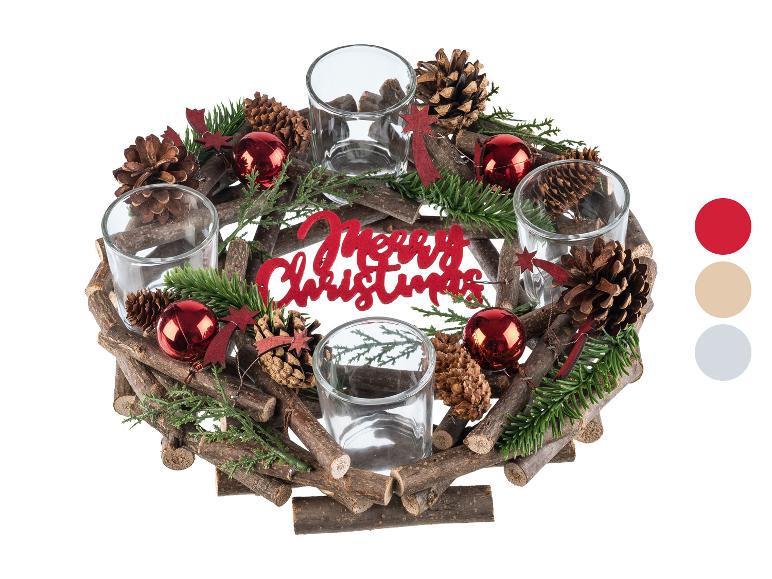 Weihnachtlicher Adventskranz mit Tannenzapfen, roten Ornamenten und Glaskerzenhaltern