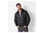 Mann in schwarzer Jacke mit Kunstfell und dunklen Jeans.