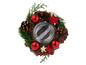 Ein Advents-Kerzenhalter mit Tannenzapfen, Sternen und Christbaumkugeln.