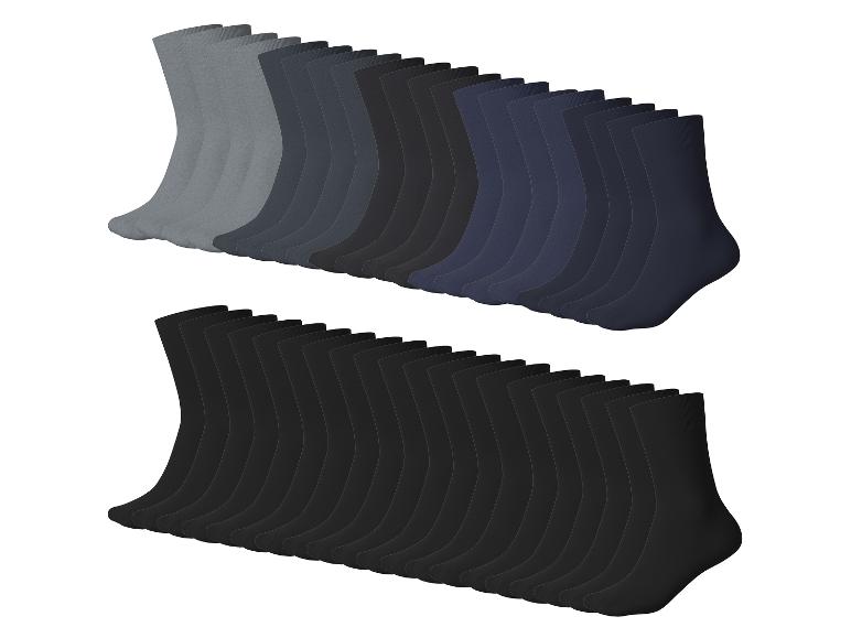 Zwei Reihen Herrensocken in verschiedenen Grau-, Schwarz- und Blautönen