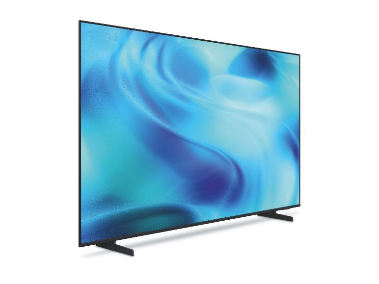 Moderner Flachbildfernseher mit lebhaft blauem, abstraktem Display, schräg auf weißem Hintergrund.