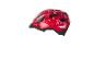 Ein roter Fahrradhelm mit Blumenmuster.