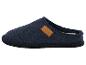 Blaue Filzpantoffeln mit braunem Lederetikett und Bergmotiv.