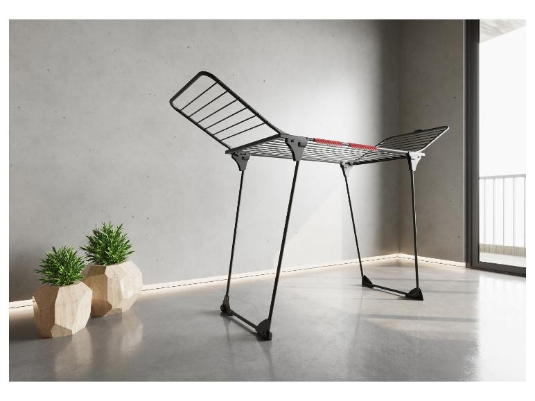 Wäscheständer in einem modernen Raum mit Pflanzen und Balkon.