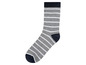 Eine graue Socke mit weißen Streifen.
