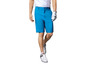 Ein Mann trägt blaue Golfshorts und weiße Golfschuhe.