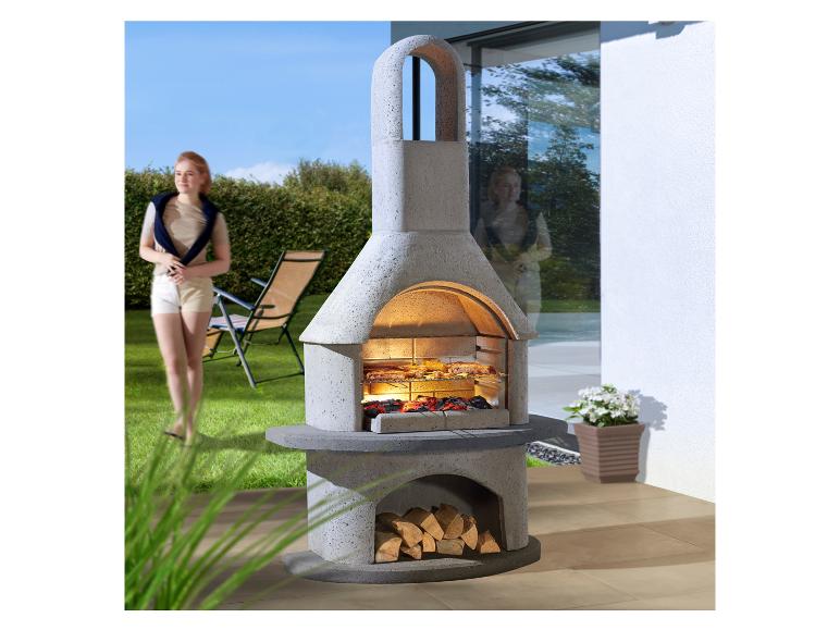 Betongrill mit Holzablage und einer Frau im Garten.