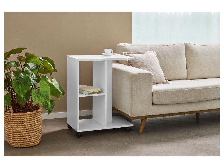 Weißer Rollbeistelltisch neben einem beigen Sofa und einer Zimmerpflanze.