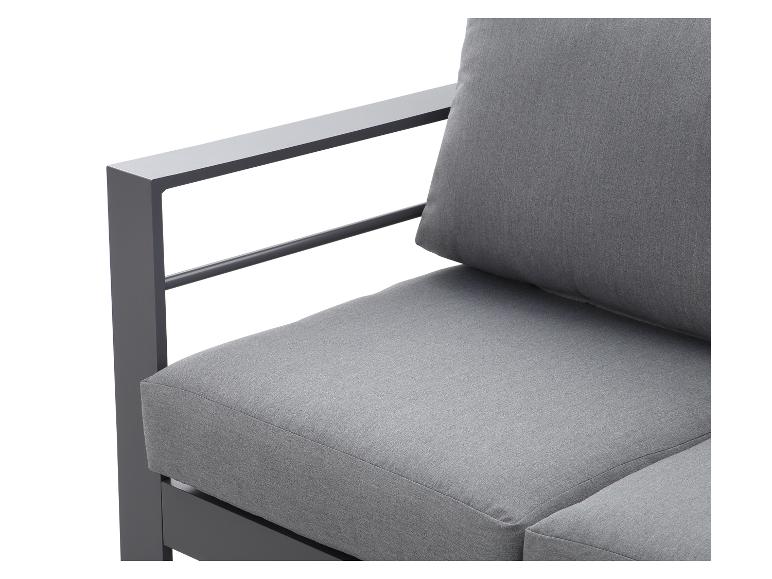 Graues Outdoor-Sofa mit Stoffkissen und Metallrahmen.