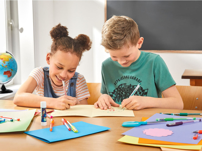 Zwei Kinder schreiben mit Buntstiften und Stiften.