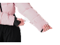 Nahaufnahme des Ärmels einer rosa Skijacke mit Skipasstasche.