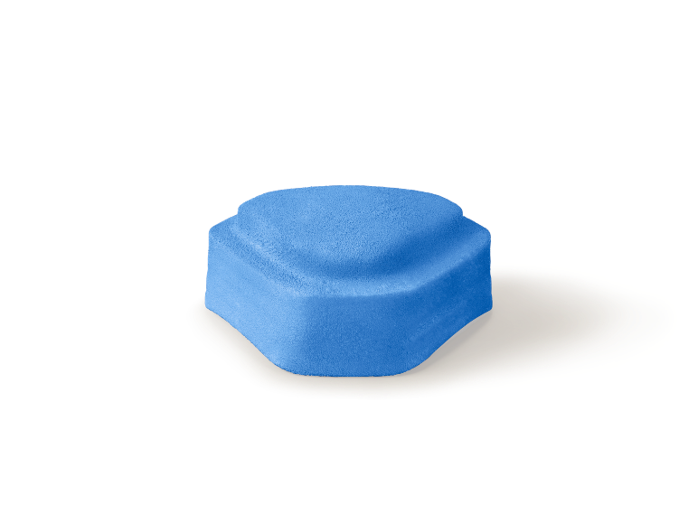 Blauer blumenförmiger Kuchen auf braunem Untergrund.