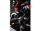 Mechaniker in Handschuhen repariert Motorrad mit Ratsche.