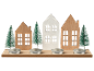 Hölzerner Weihnachts-Kerzenhalter mit Häusern und verschneiten Bäumen auf schwarzem Hintergrund.