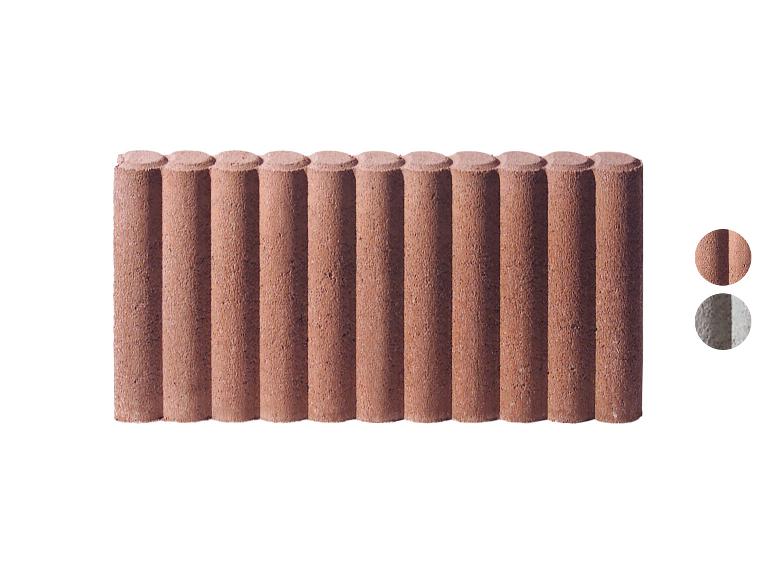 Rote und graue Beton-Gartenumrandung mit runden Pfosten.