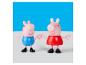Zwei Peppa Wutz Figuren, eine in Blau und eine in Rot, halten Händchen.