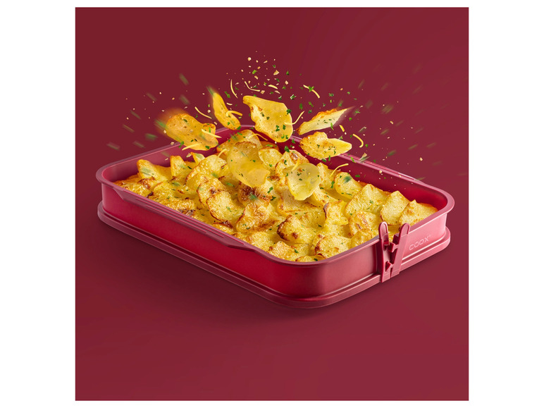 Gebratene Kartoffeln in einer roten Backform von Cook.