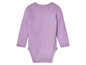 Ein lilafarbener Baby-Body mit langen Ärmeln.