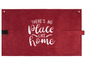 Ein rotes Filz-Schild mit der Aufschrift „There's no place like home“