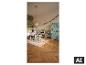 Kinderzimmer mit Bett mit LUPILU Spannbettlaken, Tisch und Aufbewahrungsmöbeln. [KI-generiertes Bild]