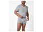 Mann in grauem V-Ausschnitt-T-Shirt und Boxershorts