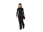 Frau in schwarzer Skibekleidung, bestehend aus Langarmshirt, Skihose, Skischuhen und Skibrille.