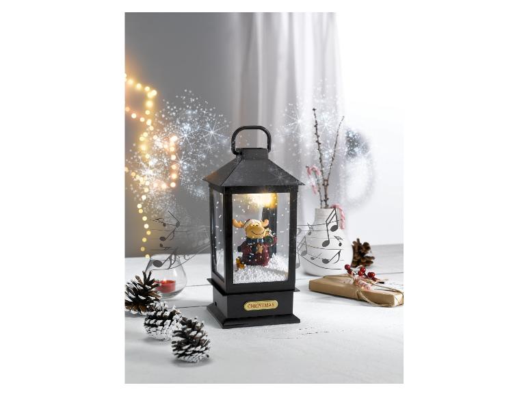 Eine Weihnachtslaterne mit einer Rentierfigur im Inneren.