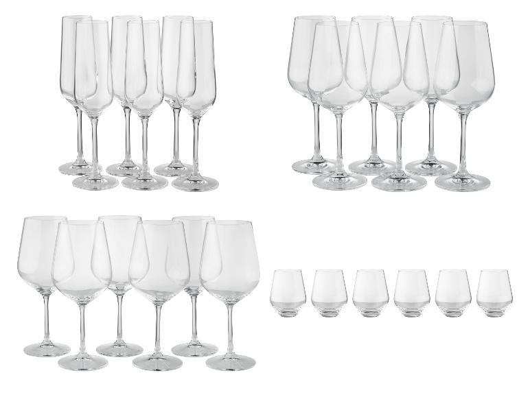 Set durchsichtiger Weingläser und Sektgläser.