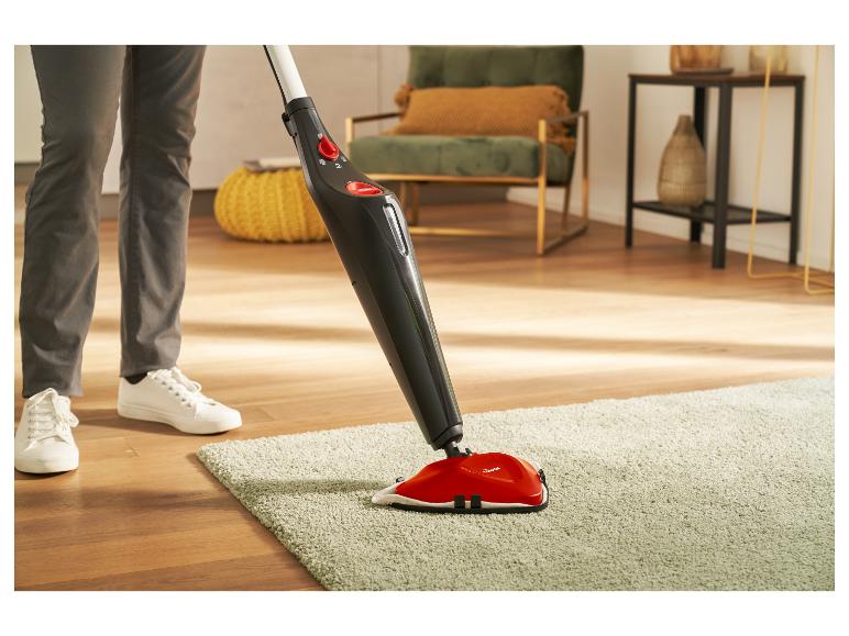 Vileda Dampfreiniger reinigt einen hellgrünen Teppich im Wohnzimmer.