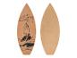 Zwei Holz-Skimboards, eines mit Korkoberfläche und einem schwarzen Wellen- und Surfbrettdesign.