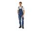 Mann in blauer Jeans-Latzhose und weißem T-Shirt, Hand in der Tasche.
