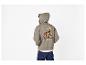 Ein Mann trägt einen grauen Hoodie mit einem Basketballspieler-Print und dem Text „G.O.A.T.“ auf dem Rücken.