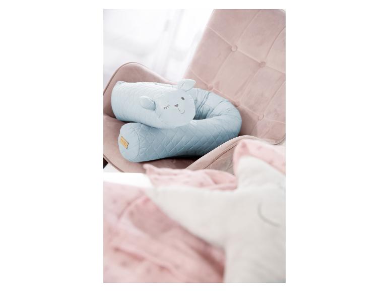 Blaues gestepptes Hasenkissen auf einem rosa Sessel, mit einer rosa Decke und einem weißen Kissen im Vordergrund.