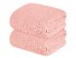 Zwei weiche, rosafarbene Handtücher.