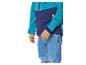Kind in einer blau-türkisen Softshelljacke und blauen Jeans.