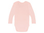 Ein rosa Baby-Body mit langen Ärmeln.