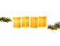 Vier goldene LED-Kerzen mit Tannenzweigen und Weihnachtsschmuck.