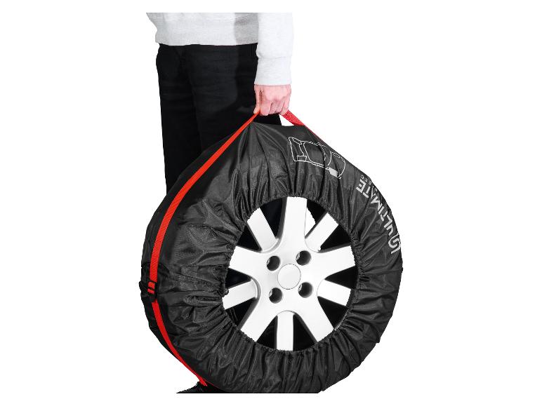 Ein Mann trägt einen Reservereifen in einer Ultimate Speed Tasche.