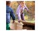 Kinder spielen draußen mit einem Holzsandkasten.