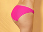 Eine Frau trägt einen rosafarbenen Bikini-Unterteil.