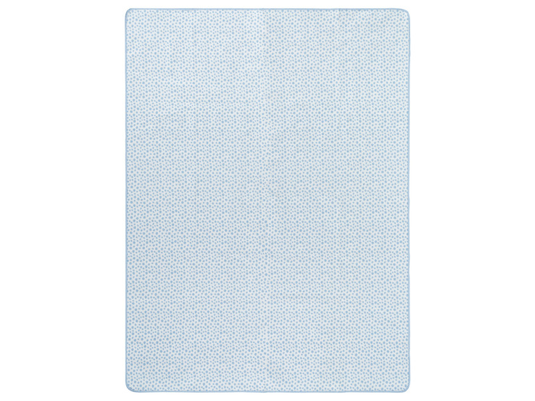 Eine blaue Decke mit weißen Punkten.